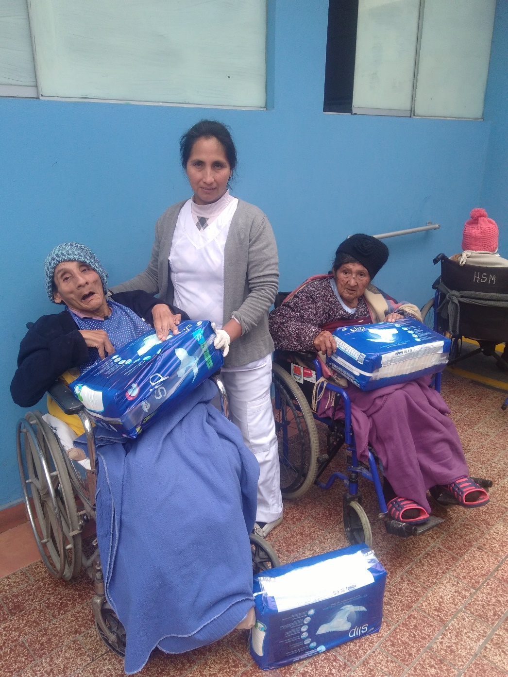 Adultos mayores recibiendo atención y cuidado