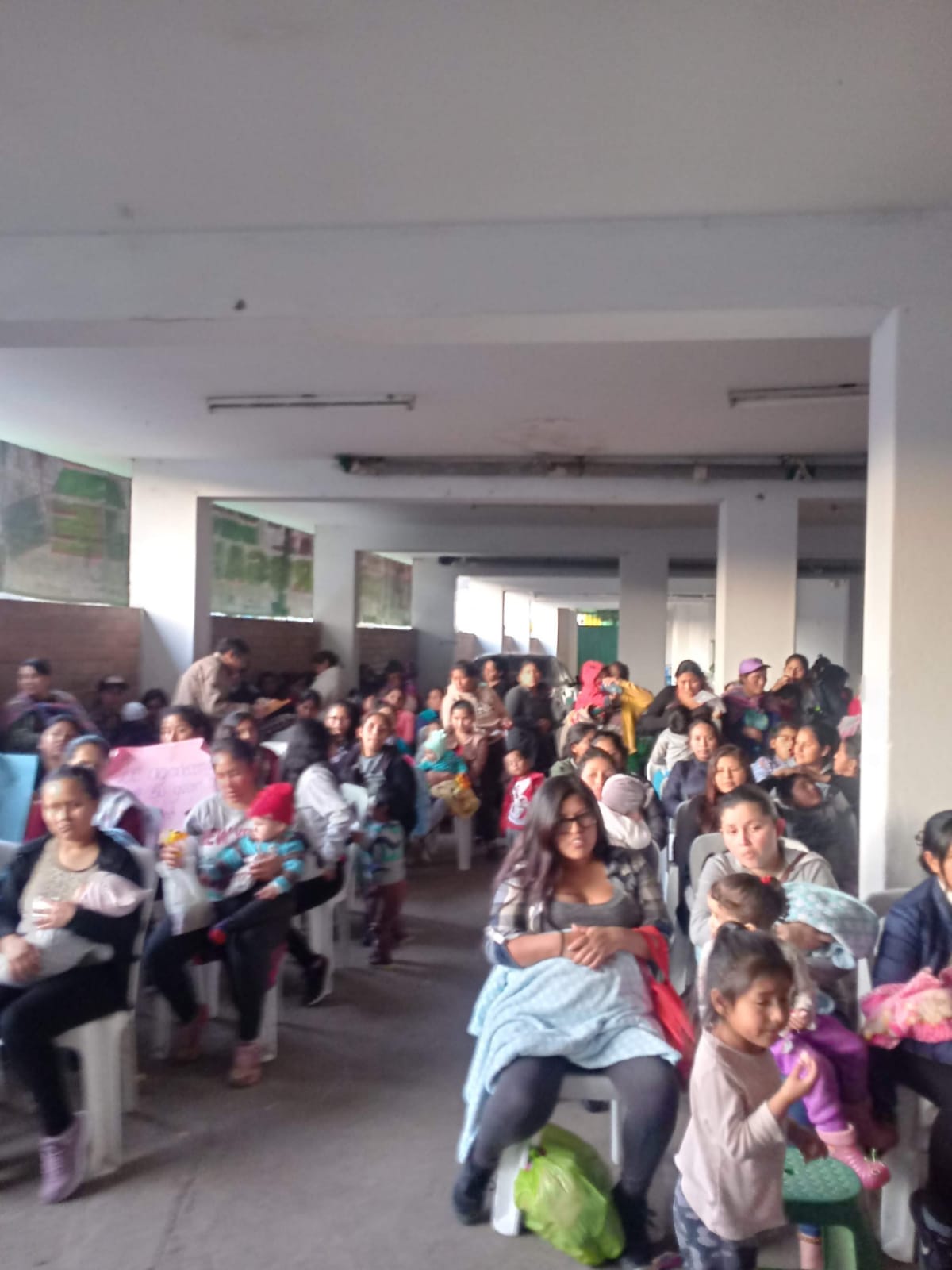 Niños recibiendo apoyo educativo y alimentario